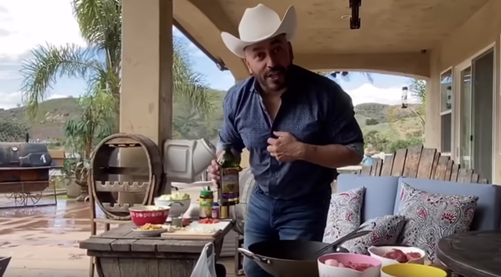 Lupillo Rivera Cocinando